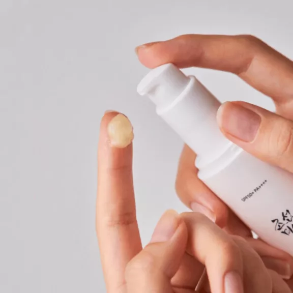 BEAUTY OF JOSEON Ginseng Moist hidratáló fényvédő szérum vörös ginzeng kivonattal SPF50+ PA++++