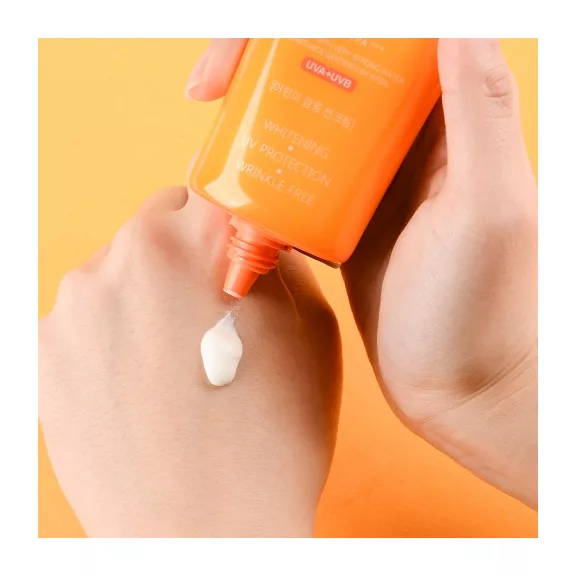 JIGOTT Snail bőrápoló, vízálló fényvédő krém csigamucin kivonattal SPF50+ PA+++ JIGOTT Snail bőrápoló, vízálló fényvédő krém csigamucin kivonattal SPF50+ PA+++