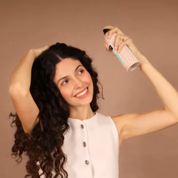   NUGGELA & SULÉ Frizz-Stop volumennövelő hajpermet minden hajtípusra 207 ml
