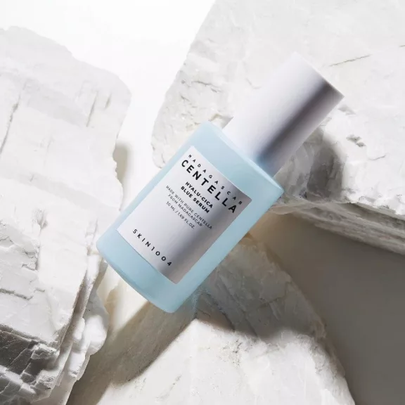 SKIN1004 Madagascar Centella Hyalu-Cica Blue öregedésgátló és hidratáló szérum 38% Centella Asiatica kivonattal és hyaluronsavval 50 ml