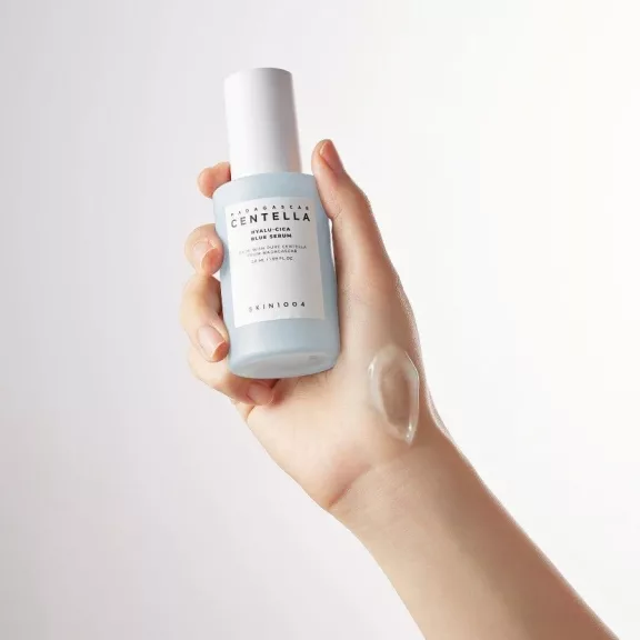 SKIN1004 Madagascar Centella Hyalu-Cica Blue öregedésgátló és hidratáló szérum 38% Centella Asiatica kivonattal és hyaluronsavval 50 ml