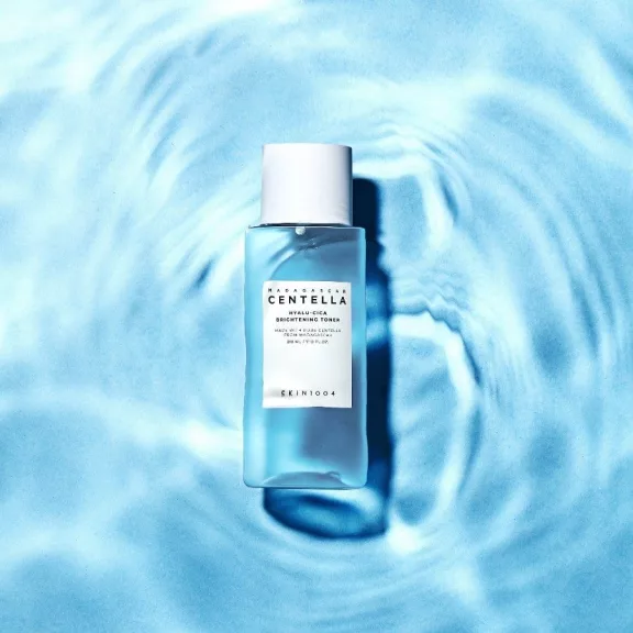 SKIN1004 Madagascar Centella Hyalu-Cica öregedésgátló és hámlasztó tonik 74% Centella Asiatica kivonattal és hyaluronsavval