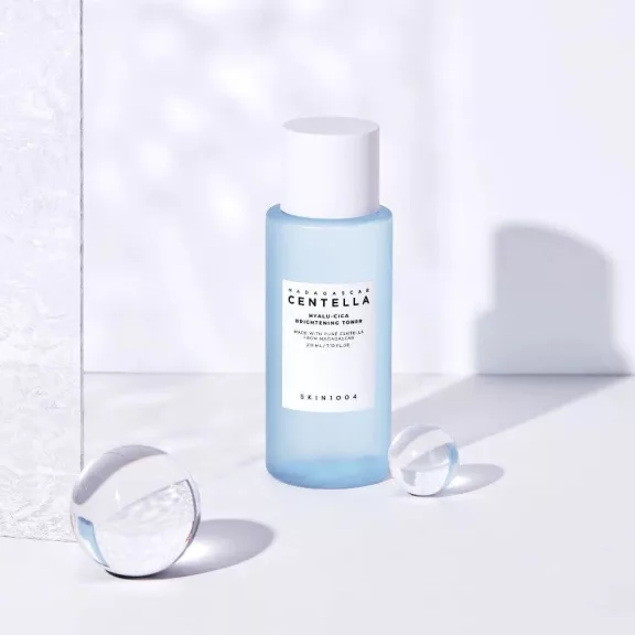 SKIN1004 Madagascar Centella Hyalu-Cica öregedésgátló és hámlasztó tonik 74% Centella Asiatica kivonattal és hyaluronsavval