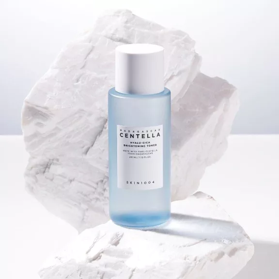 SKIN1004 Madagascar Centella Hyalu-Cica öregedésgátló és hámlasztó tonik 74% Centella Asiatica kivonattal és hyaluronsavval