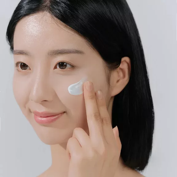 SKIN1004 Madagascar Centella Hyalu-Cica vízálló fényvédő szérum Centella Asiatica kivonattal és hyaluronsavval SPF50+ PA++++ 15 ml