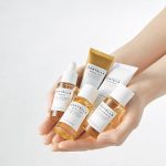 SKIN1004 Madagascar Centella bőrerősítő mini szett Centella Asiatica kivonattal (papírdoboz + arctisztító olaj + arctisztító hab + tonik + szérum + krém)