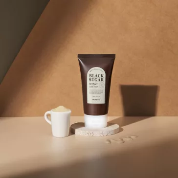   SKINFOOD Black Sugar radírozó hatású arctisztító hab barna cukorral