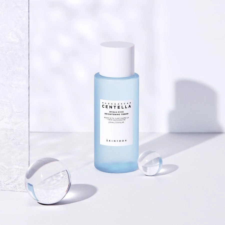 SKIN1004 Madagascar Centella Hyalu-Cica öregedésgátló és hámlasztó tonik 74% Centella Asiatica kivonattal és hyaluronsavval
