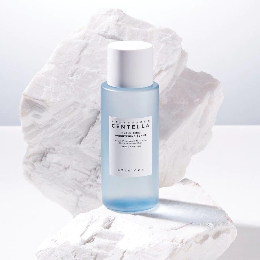SKIN1004 Madagascar Centella Hyalu-Cica öregedésgátló és hámlasztó tonik 74% Centella Asiatica kivonattal és hyaluronsavval