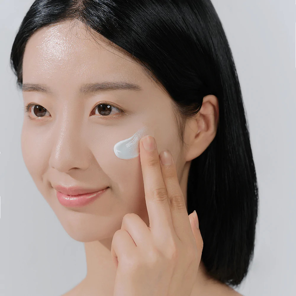 SKIN1004 Madagascar Centella Hyalu-Cica vízálló fényvédő szérum Centella Asiatica kivonattal és hyaluronsavval SPF50+ PA++++ – részletes termékbemutató